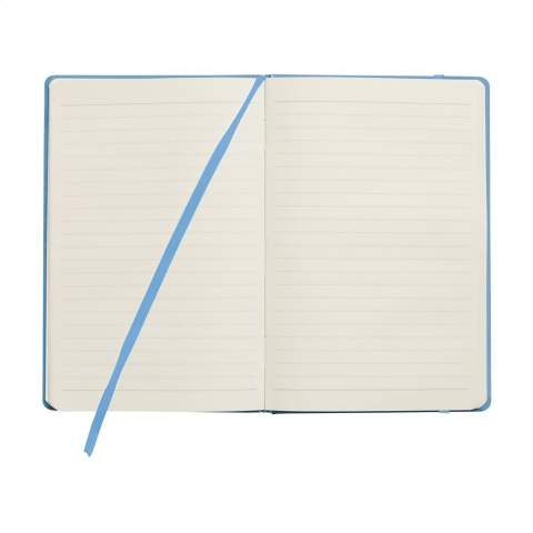 Bloc-notes compact format A5 avec environ 96 feuilles / 192 pages de couleur crème, papier ligné (80 g/m²) certifié FSC Mix. Avec reliure et couverture rigide, poche de rangement, fermeture élastique et marque-page ruban en soie.