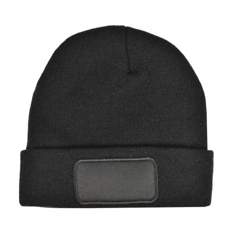 Ideaal voor koude winterdagen, maar ook perfect als stijlvolle aanvulling op je dagelijkse look. Deze muts met label is gemaakt van acryl en combineert comfort met een tijdloze uitstraling.
