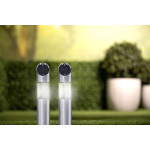 Lampe solaire à LED Grundig. Fabriquée en acier inoxydable et en plastique. Dès qu'il fait sombre, la lumière blanche (2 LED) s'allume automatiquement. L'éclairage solaire idéal pour le jardin ou l'allée. Équipée d'un piquet et facile à déplacer. Après une charge complète, la lampe fournit 6 à 8 heures de lumière. Résistante aux éclaboussures. Le boîtier en acier inoxydable est résistant aux intempéries. Comprend une pile rechargeable AAA Ni-Mh 1,2 V (600 mAh). Emballage par pièce.
