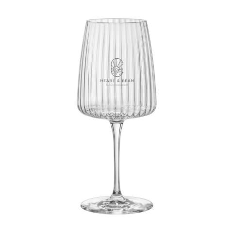 Verre à vin en verre transparent. Le calice spécial présente un verre nervuré à l'intérieur, un extérieur lisse et un fond plat, donnant au verre un aspect élégant et non conventionnel. Ce verre à vin exclusif convient au service du vin rouge. Un beau verre à utiliser aussi bien dans le cadre privé que dans les établissements de restauration. Passe au lave-vaisselle. Capacité 535 ml. Fabriquée en Europe.