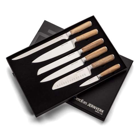 The ultimate set of kitchen knives! A complete package with the high-quality knives from Orrefors Jernverk. Nice to have in the kitchen and perfect to give to those who already have everything. The set includes kitchen knife, paring knife, filleting knife, santoku knife, bread knife, fish filleting knife of the finest design with acacia wood handles. The set is packed in a luxury box