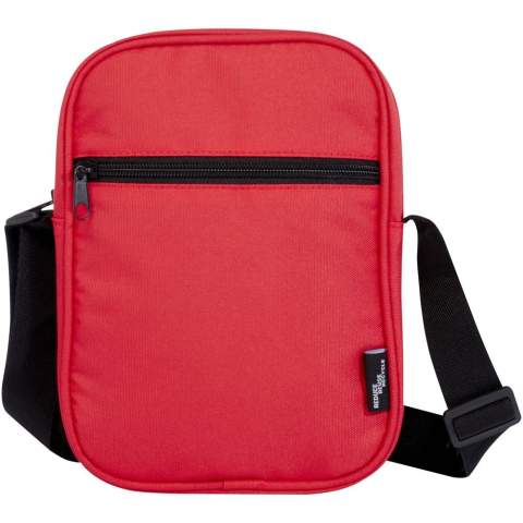 Praktische en waterafstotende crossbodytas gemaakt van GRS gerecycled polyester. Hij heeft een compartiment met ritssluiting en een vak aan de binnenkant om je dagelijkse gadgets veilig op te bergen, een voorzak met ritssluiting voor sleutels en waardevolle accessoires en een open vak aan de achterkant voor snelle opslag en toegang. Met zijn verstelbare hoogwaardige schouderbanden is de Byron crossbodytas een perfecte tas voor dagelijks gebruik met een minimale ecologische voetafdruk. PVC-vrij.