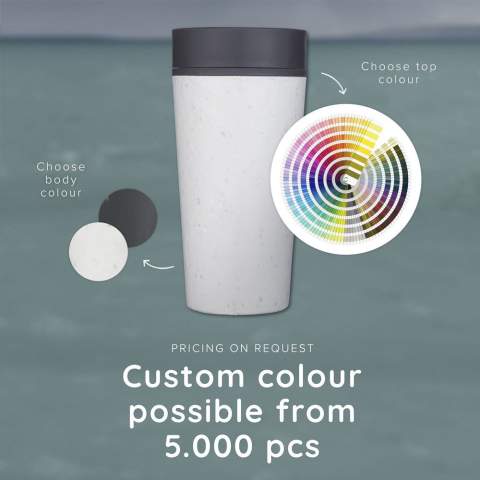Doppelwandiger, wiederverwendbarer Kaffeebecher-to-go mit Deckel von Circular&Co. Die äußere Isolierschicht dieses Bechers wird aus gebrauchten, recycelten Einweg-Kaffeebechern aus Papier hergestellt. Mit Innenwand und Deckel aus PP. 100% auslaufsicher. Die isolierende Wirkung hält Ihr Heißgetränk länger heiß und Ihr Kaltgetränk länger kalt. Der Deckel ist mit der patentierten 360-Grad-Technologie ausgestattet, die es Ihnen ermöglicht, aus jedem Winkel zu nippen. Der Kaffeebecher lässt sich mit einer Hand und einem Klick öffnen und schließen. Ideal für unterwegs. 100% recycelbar. Spülmaschinengeeignet. Um den Aufdruck zu erhalten, wird Waschen von Hand empfohlen. Fassungsvermögen: 340 ml.      EXTRA INFO: Bei einer Mindestbestellmenge von 5.000 Stück ist der Deckel dieses Produkts in jeder PMS-Farbe erhältlich. Auf diese Weise schaffen Sie eine perfekte Übereinstimmung zwischen Produkt und Aufdruck. Verpackt pro Stück.
