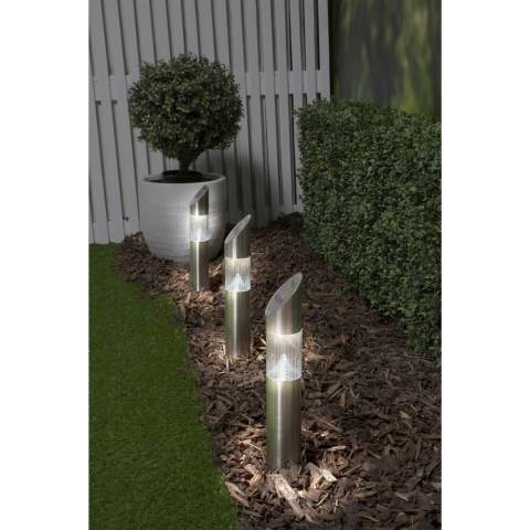 Lampe solaire à LED Grundig. Fabriquée en acier inoxydable et en plastique. Dès qu'il fait sombre, la lumière blanche (2 LED) s'allume automatiquement. L'éclairage solaire idéal pour le jardin ou l'allée. Équipée d'un piquet et facile à déplacer. Après une charge complète, la lampe fournit 6 à 8 heures de lumière. Résistante aux éclaboussures. Le boîtier en acier inoxydable est résistant aux intempéries. Comprend une pile rechargeable AAA Ni-Mh 1,2 V (600 mAh). Emballage par pièce.