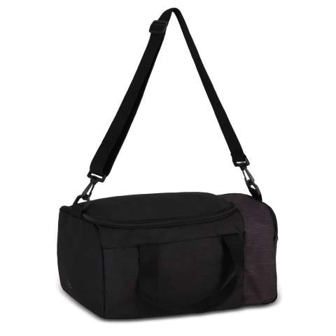 Dieser faltbare Reisetasche aus recyceltem PET und strapazierfähigem 600D-Material eignet sich perfekt für die Verwendung als Untersitz-Tasche auf Flügen. Sie verfügt über einen abnehmbaren und verstellbaren Schultergurt zum Tragen. Sie ist kompakt und praktisch, ideal für Reisen.