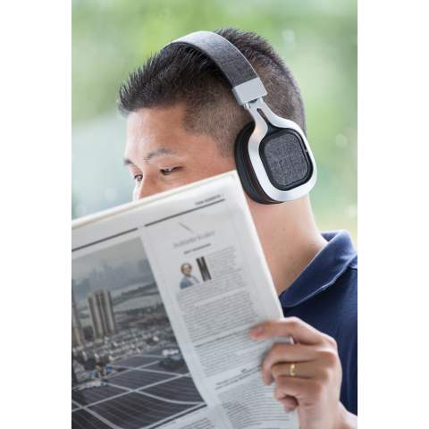 Der Vogue Kopfhörer mit trendigem Stoff-Bezug umschließt mit seinen PU-Kissen Ihr ganzes Ohr und bietet somit perfekten Sound und komfortablen Sitz. Für alle Reisen lässt sich der Kopfhörer ganz leicht zusammen falten. Mit 4.0 BT-Technologie für eine optimale Verbindung auf bis zu 10m und mit einer 200 mAh Batterie, die Ihre Musik bis zu 6h spielt. Telefonate können Sie mit dem Vogue Kopfhörer natürlich auch führen. Inkl. Micro-USB-Kabel. Geschütztes Design®<br /><br />HasBluetooth: True