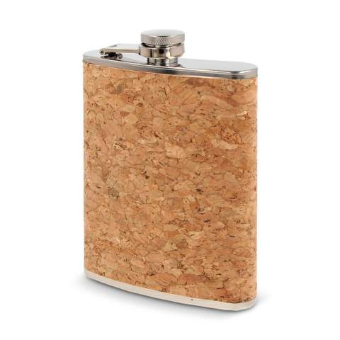 Entdecken Sie die Eleganz unseres Flachmanns aus Edelstahl mit 220 ml Fassungsvermögen und einer eleganten Korkhülle. Er verbindet zeitlosen Stil mit umweltfreundlichem Design, ist kompakt, schick und perfekt für den Luxus für unterwegs. Erhöhen Sie Ihre Trinkgewohnheiten, genießen Sie die Natur und erfreuen Sie sich an der Einfachheit eines jeden Tropfens.