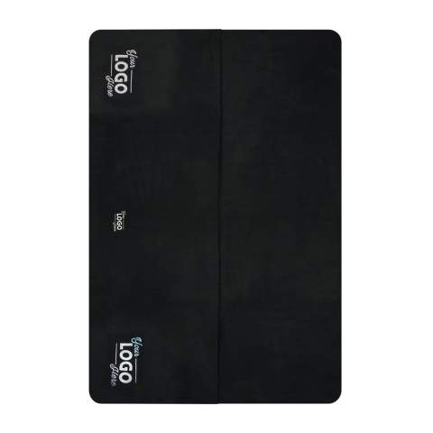 Cette couverture en polaire est la solution idéale pour une soirée confortable et chaleureuse à la maison. Fabriquée à 100% en polyester, cette couverture est douce et chaude, parfaite pour se blottir lors d'une soirée froide. Avec un grammage de 200, la couverture est épaisse et apportera une agréable chaleur. La taille de 150x120cm rend la couverture assez grande pour couvrir confortablement une personne, mais suffisamment compacte pour être emportée lors d'un pique-nique dans un parc ou d'un week-end à l'extérieur. Cette couverture en polaire est un must pour tous ceux qui aiment le confort et la chaleur.