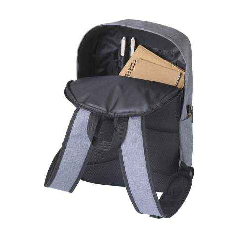 Sac à dos pour pc portable 13 pouces en polyester 600D/300D de 2 tons avec une fermeture à glissière dissimulée au dos. Ceci complique l’accès au contenu du sac pour les pickpockets et vos affaires sont en toute sécurité. Le compartiment principal spacieux est pourvu d’une poche de protection pour un pc portable de 13” et de diverses poches fendues. Muni d’une doublure en PVC solide qui protège le contenu en cas de pluie. Une Poche avant, 2 poches latérales et une boucle de transport. Le dos et les sangles d’épaule sont pourvus d’une mousse confortable.