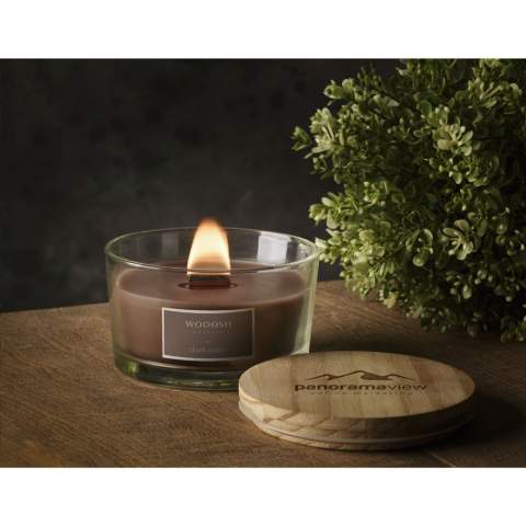 Decoratieve, luxe Wooosh geurkaars gegoten in een solide, gepolijst, helder glas. De geurkaars heeft een natuurlijk houten lont dat gezellig knispert als een behaaglijk brandend haardvuur. Het glas wordt afgesloten met een  dennenhouten deksel dat ook gebruikt kan worden als onderzetter voor de kaars. De kaars is gemaakt van 5% eco-vriendelijke sojawas en 95% paraffinewas. Zodra je de kaars aansteekt vult de ruimte zich met een magische ambergeur, te omschrijven als warm, zacht zoet en sensueel. Daarnaast is het ook een mysterieuze, kruidige geur met een mix van aroma's die zowel intrigerend als aantrekkelijk zijn. Amber is een populaire geur die in elke ambiance past. Deze elegante geurkaars heeft ca. 35 branduren en is een sfeervolle en decoratieve toevoeging aan je interieur. Per stuk in een luxe Wooosh geschenkverpakking.
