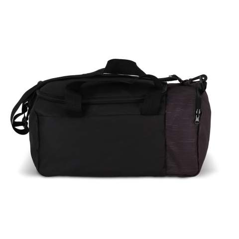 Dieser faltbare Reisetasche aus recyceltem PET und strapazierfähigem 600D-Material eignet sich perfekt für die Verwendung als Untersitz-Tasche auf Flügen. Sie verfügt über einen abnehmbaren und verstellbaren Schultergurt zum Tragen. Sie ist kompakt und praktisch, ideal für Reisen.