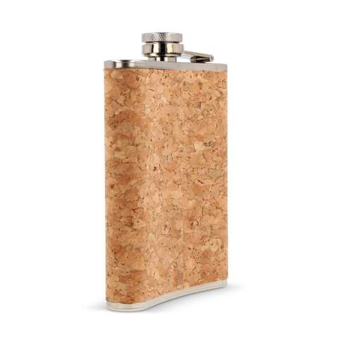 Entdecken Sie die Eleganz unseres Flachmanns aus Edelstahl mit 220 ml Fassungsvermögen und einer eleganten Korkhülle. Er verbindet zeitlosen Stil mit umweltfreundlichem Design, ist kompakt, schick und perfekt für den Luxus für unterwegs. Erhöhen Sie Ihre Trinkgewohnheiten, genießen Sie die Natur und erfreuen Sie sich an der Einfachheit eines jeden Tropfens.