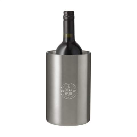WoW! Dubbelwandige wijnkoeler van gerecycled RVS. Deze strak vormgegeven koeler houdt een fles wijn of champagne perfect op temperatuur. RCS-gecertificeerd. Totaal gerecycled materiaal: 45%. RVS kan vele malen gerecycled worden terwijl de kwaliteit van het materiaal grotendeels behouden blijft. Door het gebruik van gerecycled RVS worden minder nieuwe grondstoffen gebruikt. Dit betekent minder energieverbruik en minder gebruik van water. Per stuk in kraft doos.