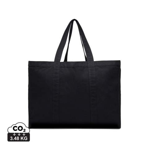 Transportez vos objets quotidiens avec style grâce à notre spacieux Hilo Aware Maxi Tote, fabriqué en toile de 400 g/m² pour plus de durabilité et de style. L'intérieur est doté d'une poche zippée pour garder vos objets de valeur en sécurité. La toile recyclée utilisée dans le sac est non teintée et dans sa forme brute, sans produits chimiques de teinture ou de blanchiment, ce qui en fait un choix à faible impact. En raison de la nature des fils recyclés, des impuretés et des variations de couleur peuvent apparaître. La composition du sac est constituée à 100 % de matériaux recyclés, soulignant notre engagement en faveur d'un approvisionnement responsable. Le fourre-tout est également doté de la technologie de traçage AWARE™, validant l'utilisation authentique de matériaux recyclés.