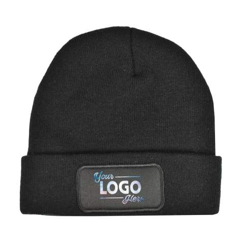 Ideaal voor koude winterdagen, maar ook perfect als stijlvolle aanvulling op je dagelijkse look. Deze muts met label is gemaakt van acryl en combineert comfort met een tijdloze uitstraling.