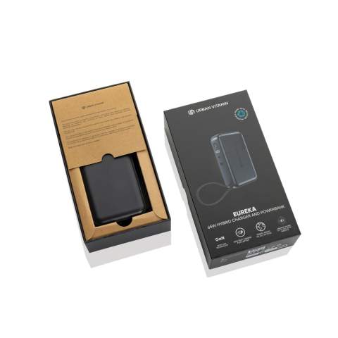 Mit dem ultimativen GAN-Ladegerät, das ultraschnelles Laden mit 65W ermöglicht, ist das Hybridladen nun Realität geworden. Eureka kann sowohl als 35W Powerbank als auch als 65W GAN-Wandladegerät verwendet werden. Während Sie Ihre Geräte aufladen, wird die Powerbank selbst aufgeladen. Nehmen Sie sie aus der Steckdose, um das Haus mit einer voll aufgeladenen Powerbank zu verlassen. GAN ist eine neue Ladetechnologie, die eine viel kleinere Größe für leistungsstarke Adapter, weniger Wärme und somit mehr Sicherheit sowie eine höhere Energieeffizienz ermöglicht, sodass beim Ladevorgang weniger Energie verloren geht. Eureka wird mit 1 USB-A-Port, 1 Type-C-Port und 1 integriertem Type-C-Kabel geliefert. Mit USA-, EU- und UK-Adapter, damit Sie sie überall hin mitnehmen können. Eureka wird aus einem RCS (Recycled Claim Standard) zertifiziert recycelten, feuerfesten PC hergestellt. Gesamtrezyklatgehalt: 22% basierend auf dem Gesamtgewicht des Artikels. PVC frei. Kunststoffreduzierte Verpackung.<br /><br />PowerbankCapacity: 10000<br />PVC free: true