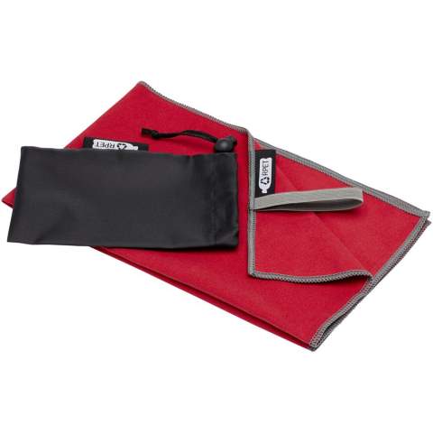 La serviette de sport Pieter absorbe très bien, est légère, sèche rapidement et le tissu est durable et extrêmement doux. Lorsque la serviette est pliée et fixée à l'aide de l'élastique, elle est réduite à une petite taille, ce qui permet de l'emmener à la salle de sport, à la piscine, ou de l'utiliser en randonnée ou en camping. D'une taille de 50 x 30 cm, la serviette est composée à 90 % de polyester recyclé certifié GRS et à 10 % de nylon. Elle peut être lavée en machine à 40 °C. Livrée avec une pochette de rangement (15,5 x 10 cm) en plastique PET recyclé, qui offre une surface idéale pour l'impression d'un logo.