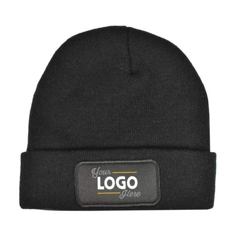 Ideaal voor koude winterdagen, maar ook perfect als stijlvolle aanvulling op je dagelijkse look. Deze muts met label is gemaakt van acryl en combineert comfort met een tijdloze uitstraling.