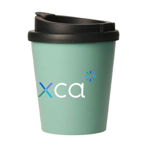WoW! Dubbelwandige koffie to-go beker. Gemaakt van 100% recyclebaar, stevig bio-plastic. Houdt warme of koele dranken op temperatuur. Deze beker heeft een deksel met drinkopening voorzien van een geïntegreerde sluiting om ongewenst lekken te voorkomen. Past in de standaard drinkhouder van auto's, dus perfect voor onderweg. Food Approved, geur- en smaakneutraal. Niet vaatwasserbestendig. Inhoud 250 ml. Made in Germany.