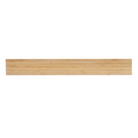 Bamboe liniaal gemaakt van FSC® 100% bamboe. Met een lengte van 30 cm en een extra dikte van 6 mm is deze liniaal de perfecte maat voor een breed scala aan taken. Of je nu stof meet voor een naaiproject, hout markeert voor een houtbewerkingsproject, of een ontwerp maakt voor een huisrenovatie, deze liniaal heeft je gedekt. Een van de opvallende kenmerken van de Timberson liniaal is het dubbelzijdige ontwerp. Met zowel metrische als imperiale metingen aan beide zijden afgedrukt, kun je gemakkelijk werken, ongeacht welk systeem je verkiest. De duidelijke, gemakkelijk te lezen markeringen zorgen ervoor dat je snel en nauwkeurig alles kunt meten wat je nodig hebt. Verpakt in FSC® mix kraft verpakking.<br /><br />TapeLengthMeters: 0.30