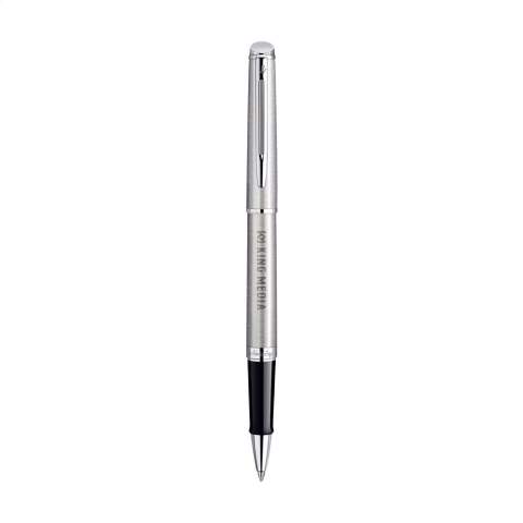 Blau schreibender Rollerball der Marke Waterman. Der Hémisphère kombiniert klare, zeitlose Linien mit einem eleganten Design. Das gebürstete Edelstahlgehäuse in Kombination mit glänzenden Akzenten verleiht dem Stift ein modernes und raffiniertes Aussehen. Ausgestattet mit einer abnehmbaren Kappe, einer robusten Clip und einer schnelltrocknenden Gelmine für ein sanftes und konstantes Schreiberlebnis. Ideal als stilvolles Geschenk oder für den täglichen Gebrauch. Geliefert in einer Waterman-Geschenkbox. Hergestellt in Europa. Verpackt pro Stück.
