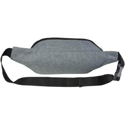 Le sac banane Journey en plastique recyclé certifié GRS est l'accessoire idéal pour les déplacements. Dispose d'un compartiment principal spacieux et zippé pour tous vos objets indispensables, ainsi que d'une poche frontale zippée pour un rangement supplémentaire.
