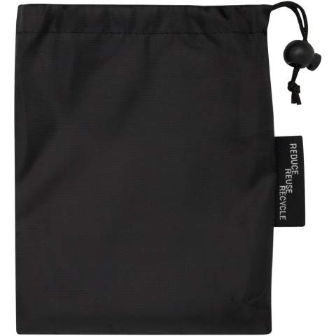 De Pieter sporthanddoek absorbeert zeer goed, is licht, droogt snel en de stof is duurzaam en extreem zacht. Wanneer de handdoek is opgevouwen en vastgezet met de elastische band, is deze zeer compact, waardoor hij geschikt is om mee te nemen naar de sportschool, het zwembad of voor tijdens het backpacken of kamperen. De handdoek heeft een afmeting van 50 x 100 cm en is gemaakt van 90% GRS gerecycled polyester en 10% nylon en kan in de wasmachine gewassen worden op 40 °C. Geleverd met een opbergzakje (17 x 13 cm) gemaakt van gerecycled PET-plastic, dat een groot oppervlak biedt voor het afdrukken van een logo.