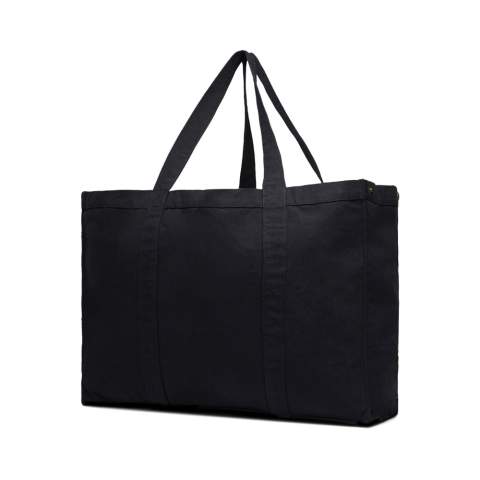 Transportez vos objets quotidiens avec style grâce à notre spacieux Hilo Aware Maxi Tote, fabriqué en toile de 400 g/m² pour plus de durabilité et de style. L'intérieur est doté d'une poche zippée pour garder vos objets de valeur en sécurité. La toile recyclée utilisée dans le sac est non teintée et dans sa forme brute, sans produits chimiques de teinture ou de blanchiment, ce qui en fait un choix à faible impact. En raison de la nature des fils recyclés, des impuretés et des variations de couleur peuvent apparaître. La composition du sac est constituée à 100 % de matériaux recyclés, soulignant notre engagement en faveur d'un approvisionnement responsable. Le fourre-tout est également doté de la technologie de traçage AWARE™, validant l'utilisation authentique de matériaux recyclés.