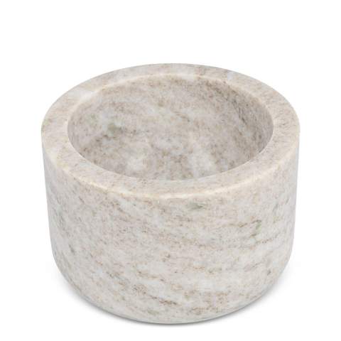 Le mortier et le pilon Sagaform Sten sont indispensables à toute cuisine. Cet outil compact et élégant est toujours à portée de main et idéal pour une utilisation quotidienne. Fabriqué en marbre travertin durable, ce mortier et ce pilon garantissent une résistance durable à l'usure et à la chaleur. Il est parfait pour broyer diverses herbes à utiliser dans les soupes, les sauces et les marinades. Grâce à sa finition résistante aux rayures, il conservera sa belle apparence, même après une utilisation fréquente. Présenté dans une élégante boîte cadeau, conçue par Studio Sagaform. Un complément parfait à vos accessoires de cuisine !