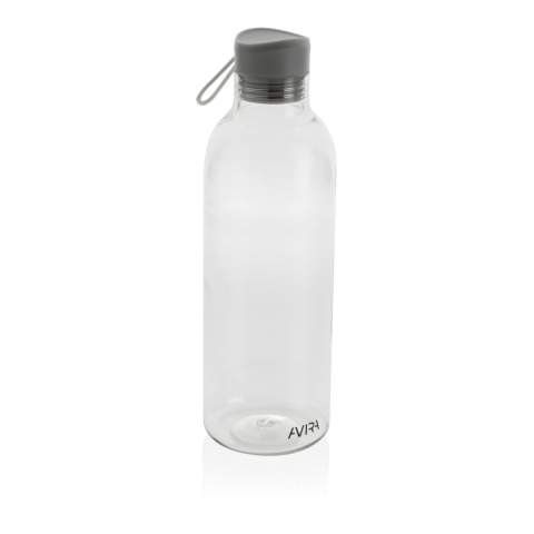 Die Atik-Flasche ist hervorragend, wenn Sie Wert auf leichte Tragbarkeit und minimalistisches Design legen. Der Flaschenkörper besteht zu 100% aus RCS-zertifiziertem RPET und recyceltem PP. Die RCS-Zertifizierung gewährleistet eine vollständig zertifizierte Lieferkette der recycelten Materialien. Nur Handwäsche. Dieses Produkt ist nur für kalte Getränke geeignet. Gesamter Recyclinganteil: 86% basierend auf dem Gesamtgewicht des Artikels. BPA-frei. Fassungsvermögen 1.000ml. Inklusive FSC®-zertifizierter Kraftverpackung. Verwandeln Sie die Box doch in einen Telefonhalter, Bleistifthalter oder Blumentopf!