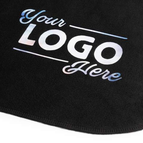 Cette couverture en polaire est la solution idéale pour une soirée confortable et chaleureuse à la maison. Fabriquée à 100% en polyester, cette couverture est douce et chaude, parfaite pour se blottir lors d'une soirée froide. Avec un grammage de 200, la couverture est épaisse et apportera une agréable chaleur. La taille de 150x120cm rend la couverture assez grande pour couvrir confortablement une personne, mais suffisamment compacte pour être emportée lors d'un pique-nique dans un parc ou d'un week-end à l'extérieur. Cette couverture en polaire est un must pour tous ceux qui aiment le confort et la chaleur.