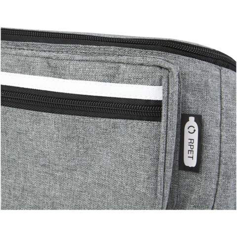 Le sac banane Journey en plastique recyclé certifié GRS est l'accessoire idéal pour les déplacements. Dispose d'un compartiment principal spacieux et zippé pour tous vos objets indispensables, ainsi que d'une poche frontale zippée pour un rangement supplémentaire.