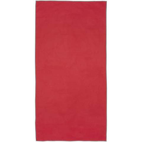 De Pieter sporthanddoek absorbeert zeer goed, is licht, droogt snel en de stof is duurzaam en extreem zacht. Wanneer de handdoek is opgevouwen en vastgezet met de elastische band, is deze zeer compact, waardoor hij geschikt is om mee te nemen naar de sportschool, het zwembad of voor tijdens het backpacken of kamperen. De handdoek heeft een afmeting van 50 x 100 cm en is gemaakt van 90% GRS gerecycled polyester en 10% nylon en kan in de wasmachine gewassen worden op 40 °C. Geleverd met een opbergzakje (17 x 13 cm) gemaakt van gerecycled PET-plastic, dat een groot oppervlak biedt voor het afdrukken van een logo.