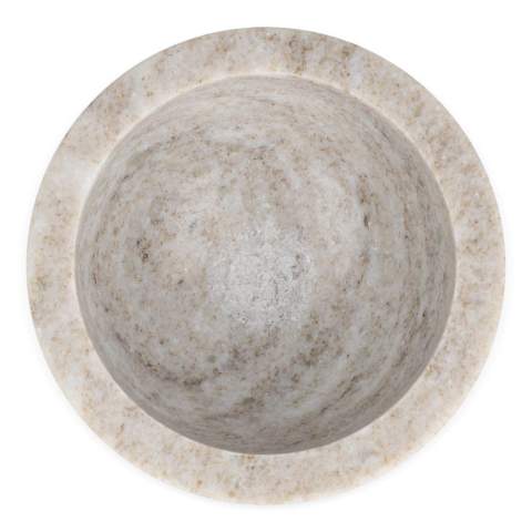 Le mortier et le pilon Sagaform Sten sont indispensables à toute cuisine. Cet outil compact et élégant est toujours à portée de main et idéal pour une utilisation quotidienne. Fabriqué en marbre travertin durable, ce mortier et ce pilon garantissent une résistance durable à l'usure et à la chaleur. Il est parfait pour broyer diverses herbes à utiliser dans les soupes, les sauces et les marinades. Grâce à sa finition résistante aux rayures, il conservera sa belle apparence, même après une utilisation fréquente. Présenté dans une élégante boîte cadeau, conçue par Studio Sagaform. Un complément parfait à vos accessoires de cuisine !