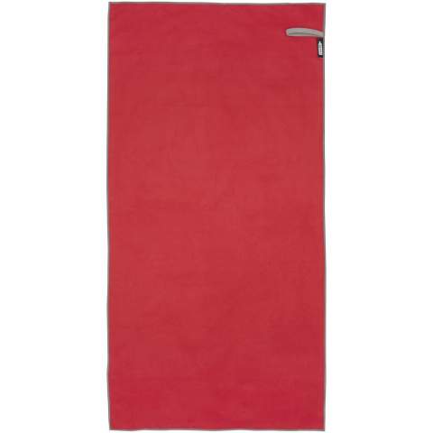 De Pieter sporthanddoek absorbeert zeer goed, is licht, droogt snel en de stof is duurzaam en extreem zacht. Wanneer de handdoek is opgevouwen en vastgezet met de elastische band, is deze zeer compact, waardoor hij geschikt is om mee te nemen naar de sportschool, het zwembad of voor tijdens het backpacken of kamperen. De handdoek heeft een afmeting van 50 x 100 cm en is gemaakt van 90% GRS gerecycled polyester en 10% nylon en kan in de wasmachine gewassen worden op 40 °C. Geleverd met een opbergzakje (17 x 13 cm) gemaakt van gerecycled PET-plastic, dat een groot oppervlak biedt voor het afdrukken van een logo.