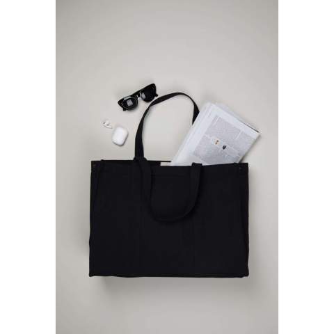 Transportez vos objets quotidiens avec style grâce à notre spacieux Hilo Aware Maxi Tote, fabriqué en toile de 400 g/m² pour plus de durabilité et de style. L'intérieur est doté d'une poche zippée pour garder vos objets de valeur en sécurité. La toile recyclée utilisée dans le sac est non teintée et dans sa forme brute, sans produits chimiques de teinture ou de blanchiment, ce qui en fait un choix à faible impact. En raison de la nature des fils recyclés, des impuretés et des variations de couleur peuvent apparaître. La composition du sac est constituée à 100 % de matériaux recyclés, soulignant notre engagement en faveur d'un approvisionnement responsable. Le fourre-tout est également doté de la technologie de traçage AWARE™, validant l'utilisation authentique de matériaux recyclés.