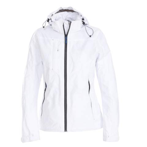 Sportieve hardshell jas voor dames in een moderne look en met verschillende praktische zakken. Tweekleurige ritssluiting vooraan en decoratieve stiksels. zipper pullers in contrasterende kleur. Deze kunnen indien gewenst vervangen worden door één van de andere beschikbare kleuren.