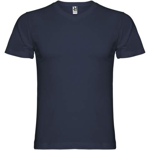 Tubular short-sleeve t-shirt with 2-layer v-neck. Reinforced covered seams in collar and shoulders. Removable label. The model is 190 cm and is wearing size L.