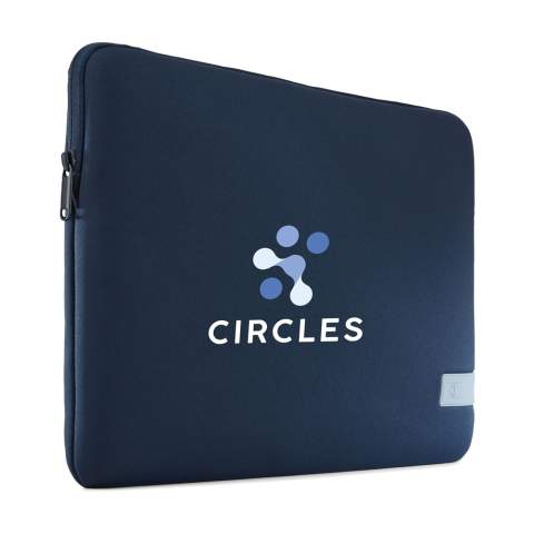 Housse robuste de Case Logic pour ordinateur portable 15,6 pouces. Cette fine housse en polyester est fabriquée à partir de mousse à mémoire de forme haut de gamme (6 mm d'épaisseur), elle offre ainsi une protection optimale. La doublure intérieure douce et moelleuse protège l'ordinateur portable des rayures. La housse possède une ouverture pratique asymétrique avec fermeture éclair.