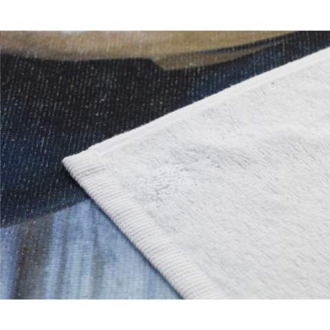 Serviette de plage luxueuse comprenant votre propre impression couleur unique. Fabriqué en 40% microfibre et 60% coton (300 g/m²). Grâce à sa soie éponge et sa soie velours super douce, cette serviette est très agréable à utiliser. Absorbe rapidement l'humidité. Par pièce sous cellophane.