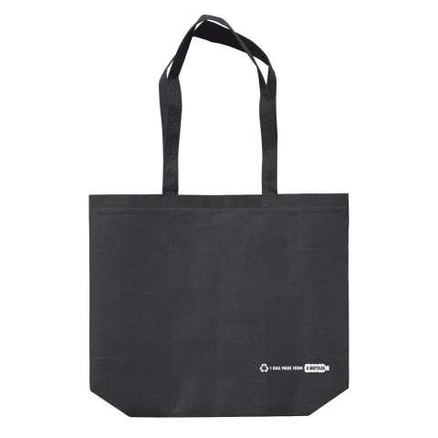 Quatre bouteilles en PET post-consommation recyclées ont été utilisées pour fabriquer ce sac. Réduisez les déchets en plastique grâce à ce sac durable. Le soufflet extra large rend ce sac très spacieux.