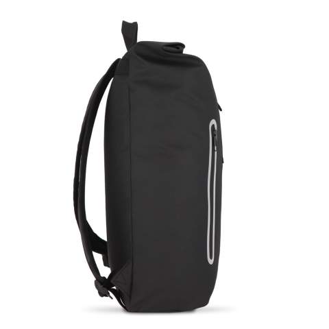 Ce sac à dos enroulable est fabriqué en PET recyclé enduit de PU et en matériau 600D. Il est doté de bandes réfléchissantes, ce qui renforce la sécurité lors des trajets dans l'obscurité. Il comprend une poignée, des bretelles rembourrées réglables et un compartiment rembourré pour ordinateur portable à l'intérieur.