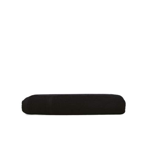 Das Badetuch T1-R70 Recycled Classic Bath Towel Black besteht aus 70 % recycelter Baumwolle kombiniert mit 30 % recyceltem Polyester.<br />Baumwoll- und PET-Flaschen erhalten im Handtuch ein neues Leben.<br />Für die Produktion werden keine Düngemittel, Pestizide und möglichst wenig Wasser verwendet.<br />Durch die Größe von 70 x 140 cm eignet sich das Handtuch perfekt für das Badezimmer.<br />Wählen Sie nun eine der natürlichen und kühlen Farben.