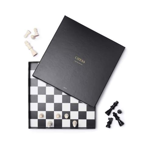 Jeu d'échecs classique en noir et blanc. Les pièces sont en bois laqué. Le jeu est livré avec une excellente boîte de rangement qui constitue également un élément décoratif attrayant dans votre maison.