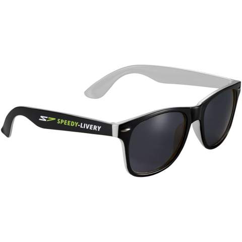 Retro design duo-tone sunglasses with inside pop-up colour finish and category 3 black lenses. Compliant with EN ISO 12312-1 and UV400.