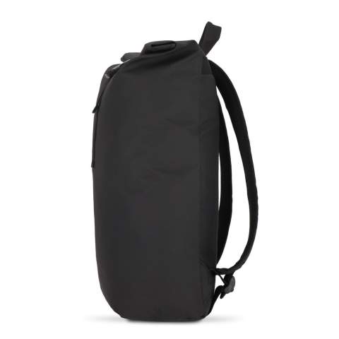 Ce sac à dos enroulable est fabriqué en PET recyclé enduit de PU et en matériau 600D. Il est doté de bandes réfléchissantes, ce qui renforce la sécurité lors des trajets dans l'obscurité. Il comprend une poignée, des bretelles rembourrées réglables et un compartiment rembourré pour ordinateur portable à l'intérieur.