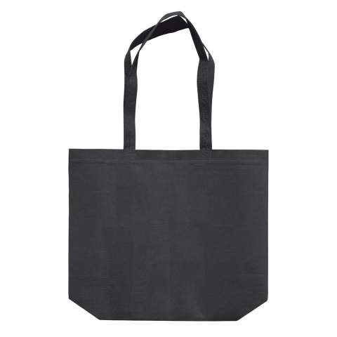 Quatre bouteilles en PET post-consommation recyclées ont été utilisées pour fabriquer ce sac. Réduisez les déchets en plastique grâce à ce sac durable. Le soufflet extra large rend ce sac très spacieux.
