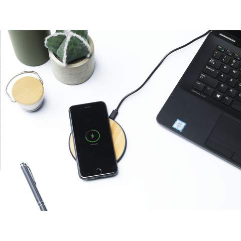 10W ABS/Bamboo for wireless charging of mobile phones. With glowing blue indicator ring. Compatible with all mobile devices that support QI wireless charging (newest generations Android and iPhone). Input: 9V/2A. Wireless output: 5V/10W. Includes a micro-USB charging cable and user manual. Each item is supplied in an individual brown cardboard box.