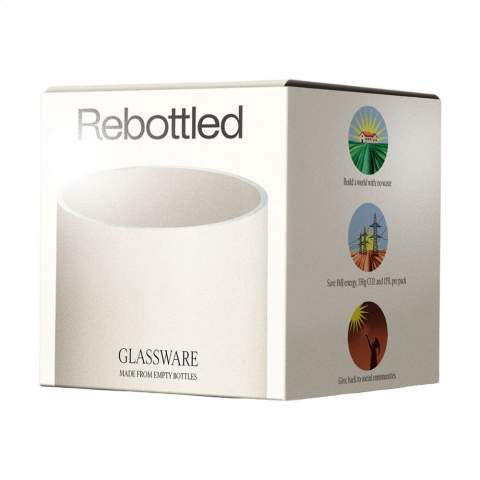 Een design drinkglas gemaakt van een geupcyclede wijnfles. Een uniek glas van het merk Rebottled®, waarin je direct de oorspronkelijke wijnfles herkent. Het glas ligt lekker in de hand en heeft een gladde afwerking. Van hoge kwaliteit en geschikt voor water, frisdrank of wijn. Dutch design. Vaatwasserbestendig tot 60C°. Voor behoud van de opdruk wordt met de hand afwassen aanbevolen. Per stuk geleverd in een originele geschenkverpakking van gerecycled FSC® gecertificeerd karton. Dutch design. Made in Holland. Inhoud ca. 250   ml. Bedrukking alleen mogelijk in de kleur zwart of wit.     Rebottled® upcyclet lege wijnflessen tot 100% circulaire design items.