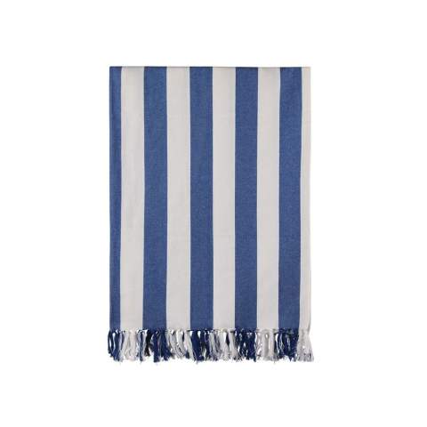 Cette serviette de plage hammam présente un motif classique à rayures bicolores avec des franges sur les petits côtés. Fabriquée dans un mélange léger et aéré de 200 g/m², elle allie le confort du coton aux avantages du séchage rapide du polyester. Mesurant 80x180 cm, il est parfait pour la plage ou le bord de la piscine. Certifié par GRS (Global Recycled Standard), la certification GRS garantit que l'ensemble de la chaîne d'approvisionnement des matériaux recyclés est certifiée. Le contenu recyclé total est basé sur le poids total du produit. Ce produit contient 68 % de coton recyclé certifié GRS et 29 % de polyester recyclé certifié GRS.